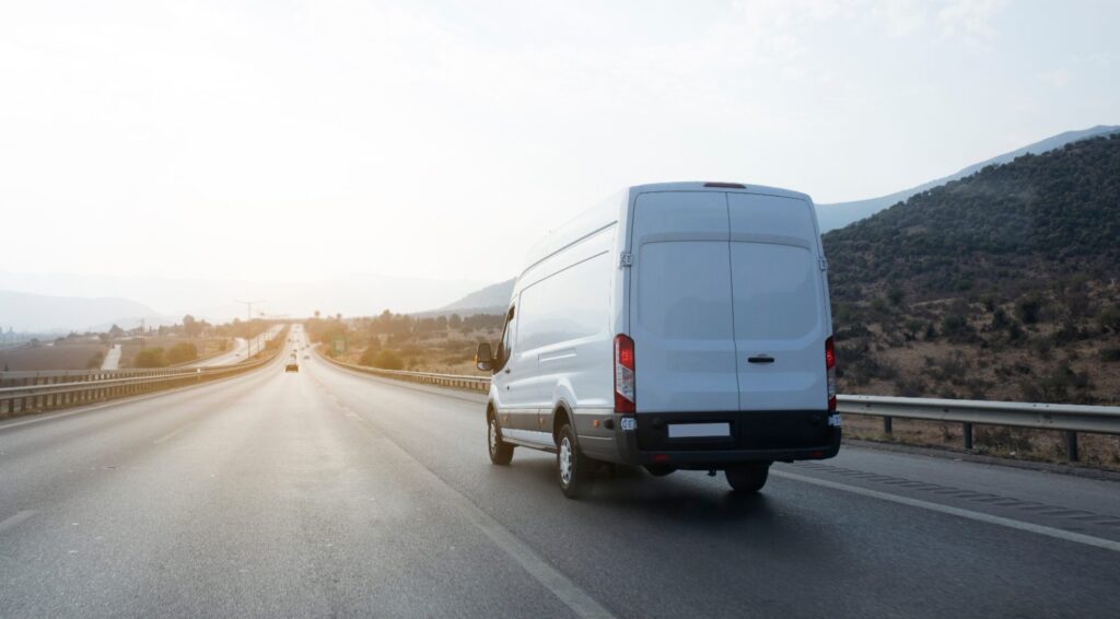 Furgoneta d'empresa circulant per la carretera: accidents de trànsit amb vehicle d'empresa i responsabilitat solidària