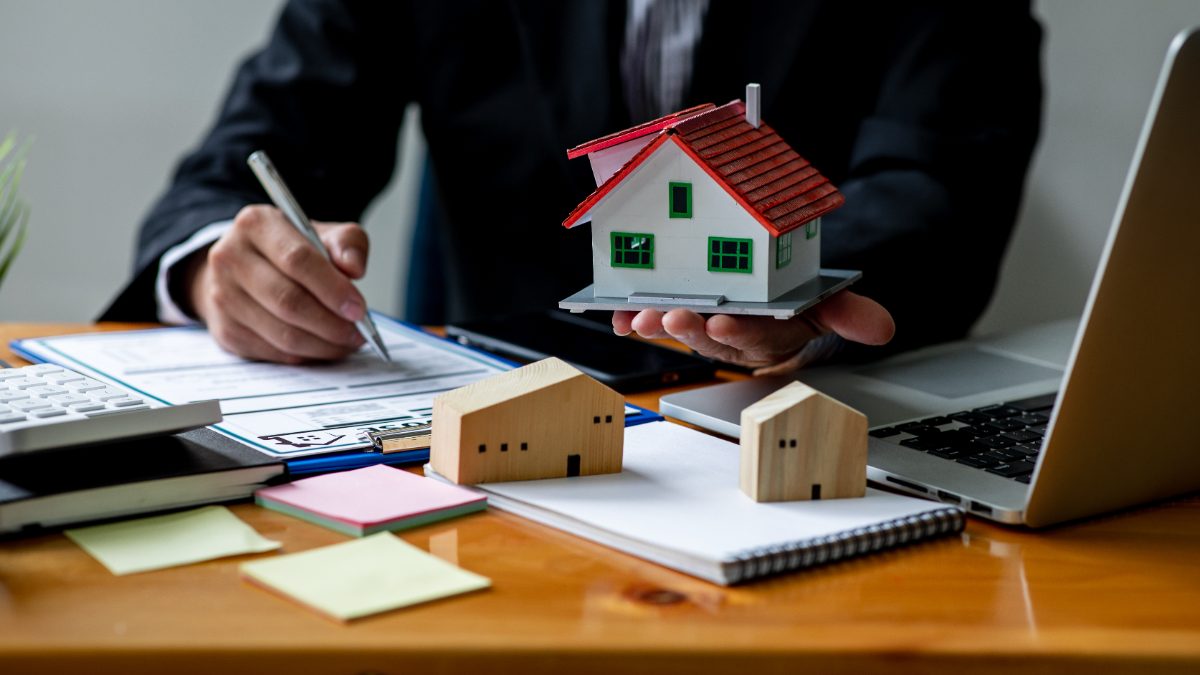 contracte d'assegurança de la llar amb maqueta de casa, clàusules abusives en pòlisses de llar
