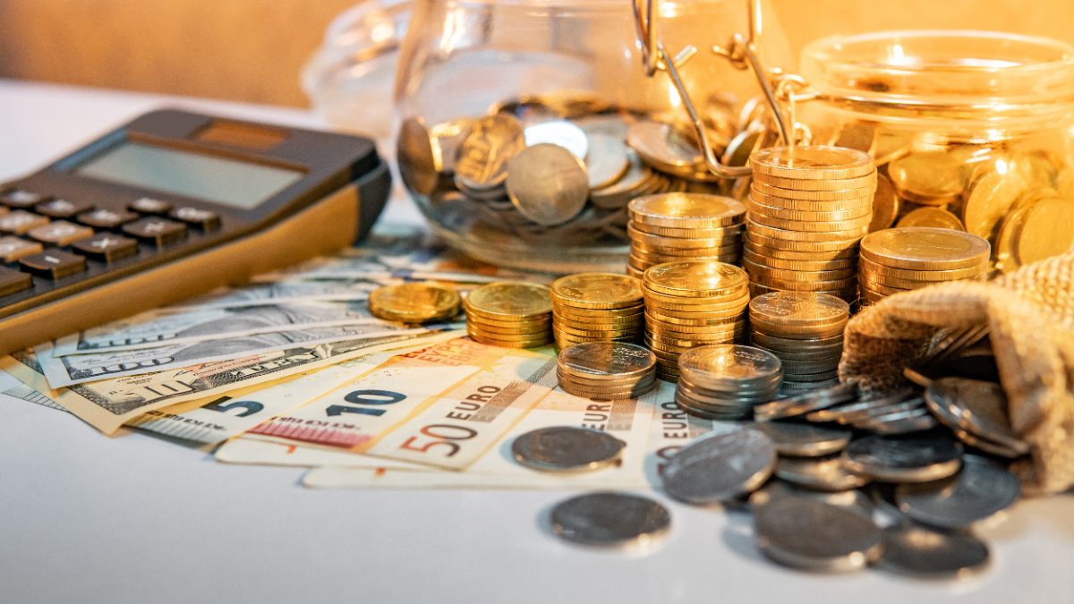 calculadora amb monedes i bitllets d'euro, interessos de demora de l'asseguradora (art. 20 LCS)