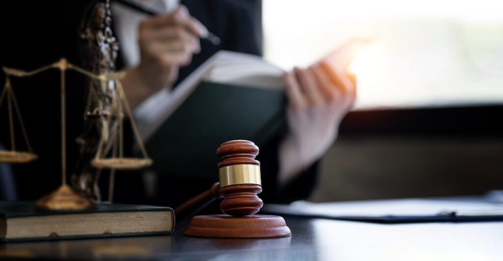 despatx d'advocat amb maça i documents, responsabilitat civil professional