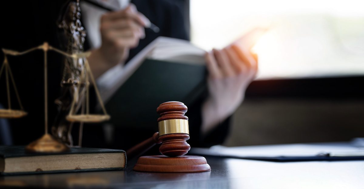 despatx d'advocat amb maça i documents, responsabilitat civil professional