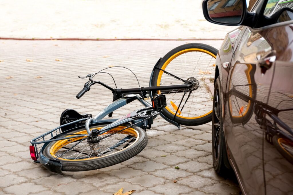 Accident de bicicleta a la ciutat: xoc entre cotxe i bicicleta en un carrer de Barcelona