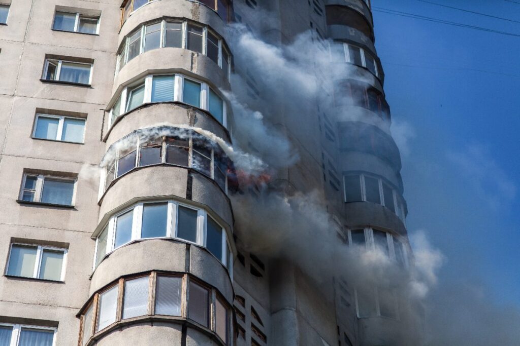 Incendi a la comunitat de propietaris: edifici residencial afectat per un incendi