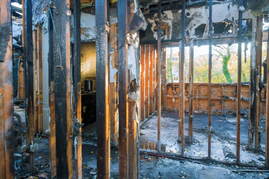Incendi al negoci: local greument danyat pel foc, pèrdua de beneficis i existències