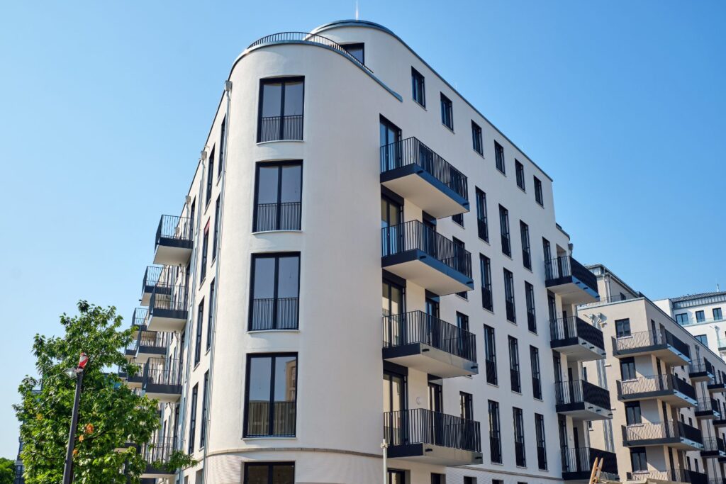 Responsabilitat civil de les comunitats de propietaris: edifici d'habitatges