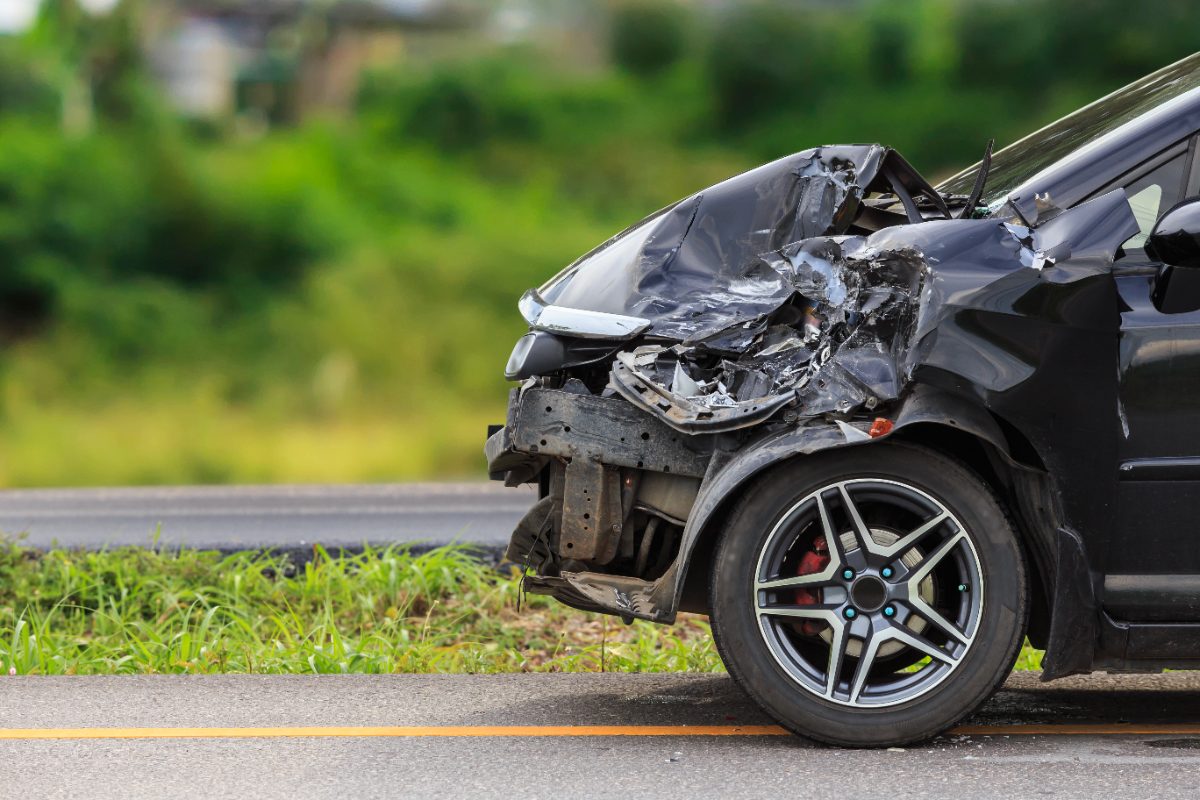 Comunicat amistós d'accident: conductors emplenant el part després d'una col·lisió