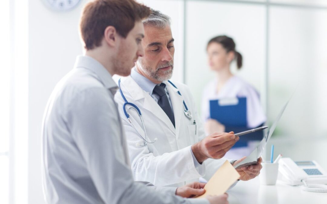 Negligència mèdica a Catalunya: metge examinant una radiografia en un hospital