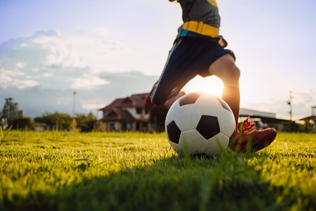 Nen jugant a futbol: danys causats pels fills menors