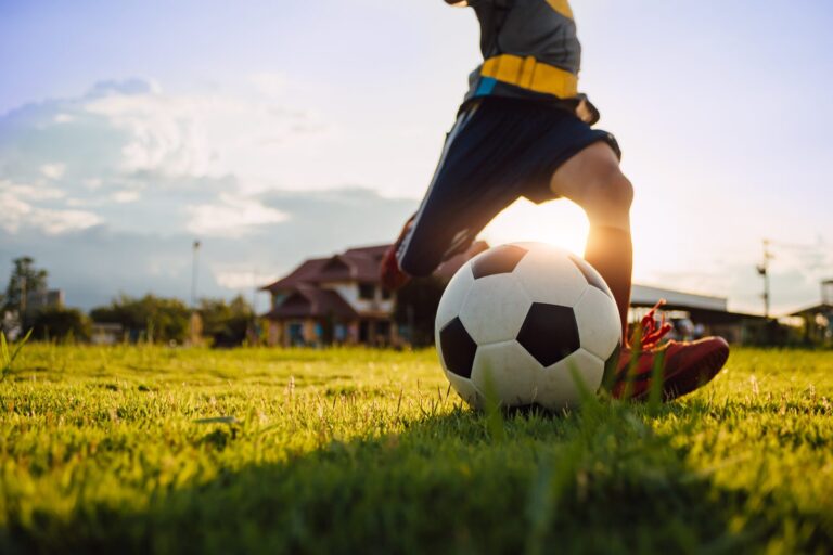 Nen jugant a futbol: danys causats pels fills menors