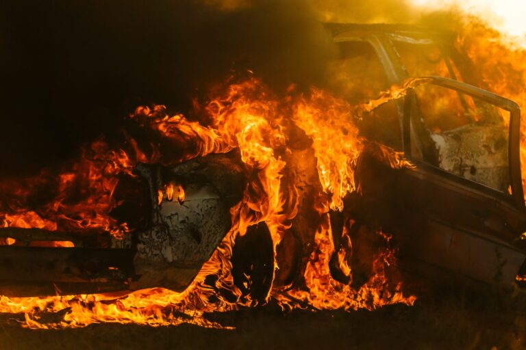 Cotxe cremant: incendi en un garatge comunitari
