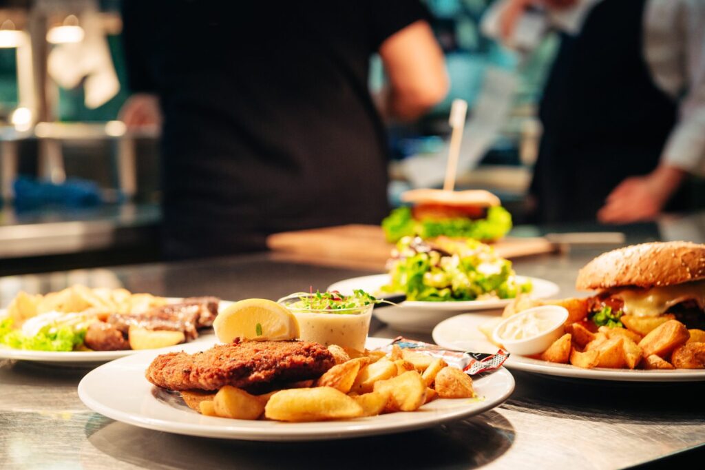 Plats servits a la cuina d'un restaurant: intoxicació alimentària